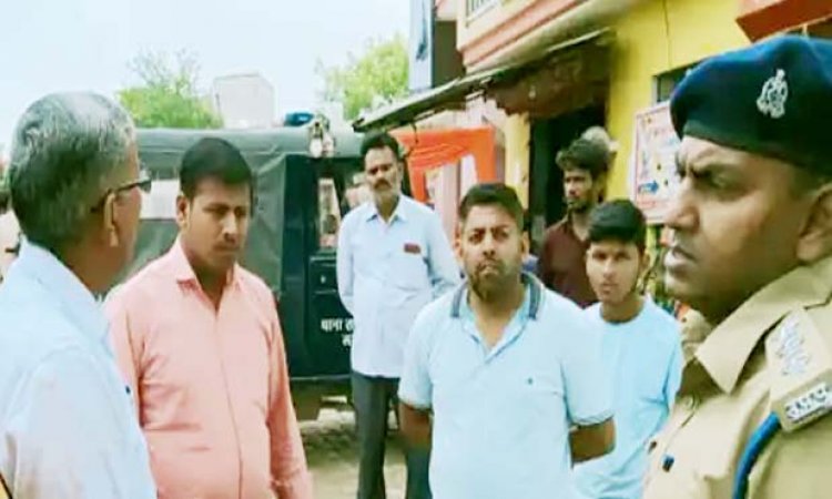 लखनऊ में बेखौफ बदमाशों ने की सर्राफ की दुकान पर लूट, शटर उठा कर दुकान में घुसे, बैग में भरे जेवर