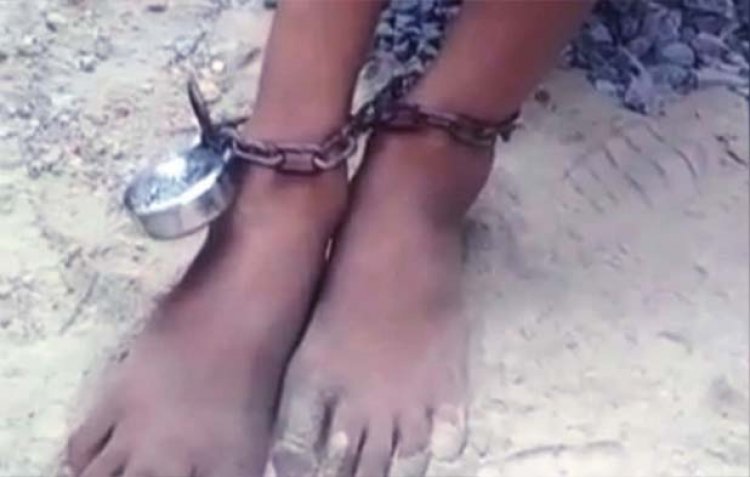 गोसाईंगंज के शिवलर स्थित सुफ्फा मदीनतुल उलम मदरसा के मौलाना ने सख्ती के नाम पर किशोरों के पैरों में डालीं बेड़ियां, जड़े ताले