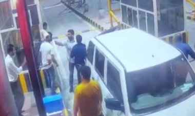 मेरठ काशी टोल प्लाजा पर SOG टीम की गुंडई CCTV में कैद : पुलिस की सरकारी गाड़ी ने टोल बूथ तोड़ दिया, सिपाही ने गाली गलौज और मारपीट की
