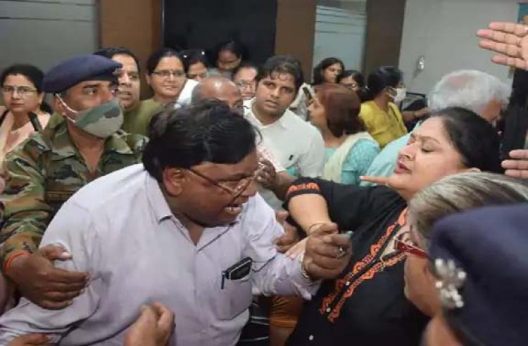 केडीए में सिग्नेचर ग्रीन सिटी की महिलाओं का हंगामा : यूनियन अध्यक्ष और लोगों में धक्कामुक्की