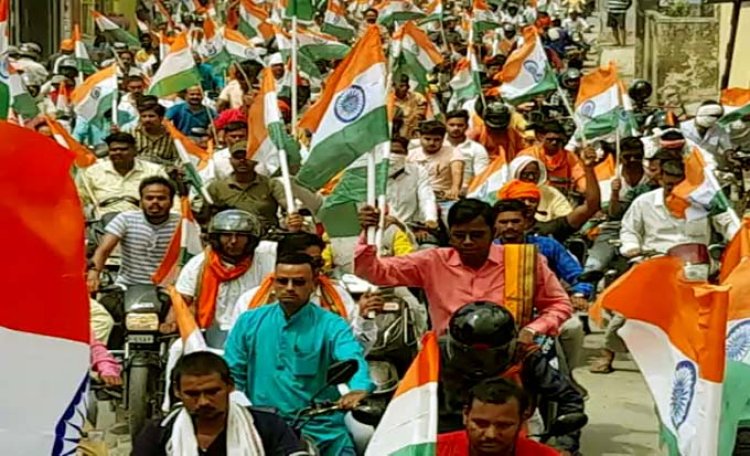 तिरंगा यात्रा "अमृत महोत्सव"  : गाजीपुर में हाथों में झंडा लिए देशभक्ति के गानों पर झूमते नजर आए नेता