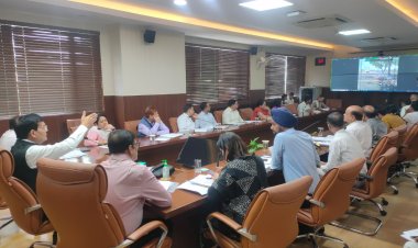 प्रदेश के नगर विकास मंत्री ने सोशल मीडिया से प्राप्त शिकायतों की आनलाइन की सुनवाई