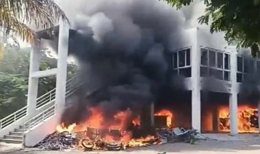 महाराष्ट्र :  NCP विधायक प्रकाश सोलंके के आवास पर मराठा आरक्षण आंदोलनकारियों ने की तोड़फोड़, घर भी फूंका