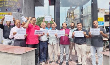 हेमू कालाणी चौराहे पर सिंधी व्यापारियों ने किया प्रदर्शन